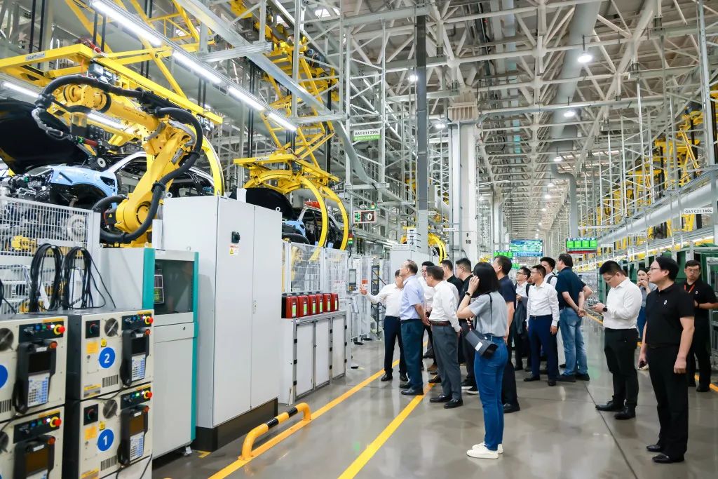 问界工厂里的“新工位”，电池20分钟装车背后的秘密