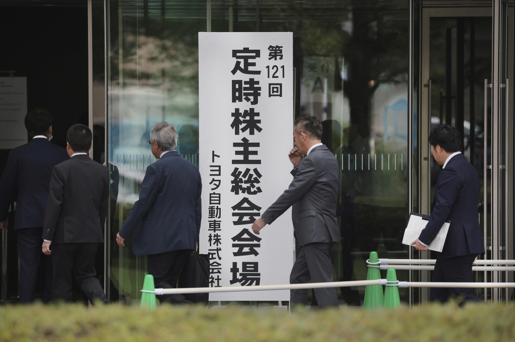 丰田章男高票连任丰田会长，集团战略转型引发关注